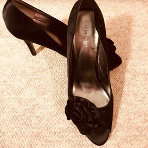 ⚡️FLASH SALE⚡️ Satin flower pumps